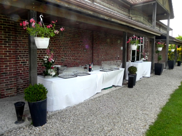 Buffet extérieur , La grange des Triplés