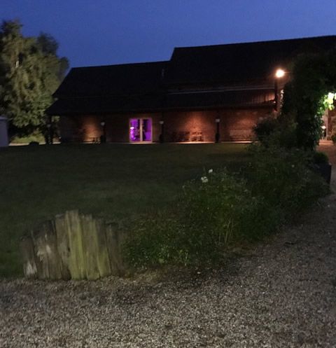 La grange des Triplés extérieur nuit