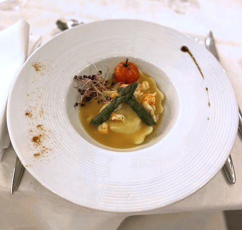 Raviole aux écrevisses et pointes d'asperges vertes, crème de crustacés 