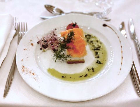 Opéra de saumon fumé au mascarpone et pesto