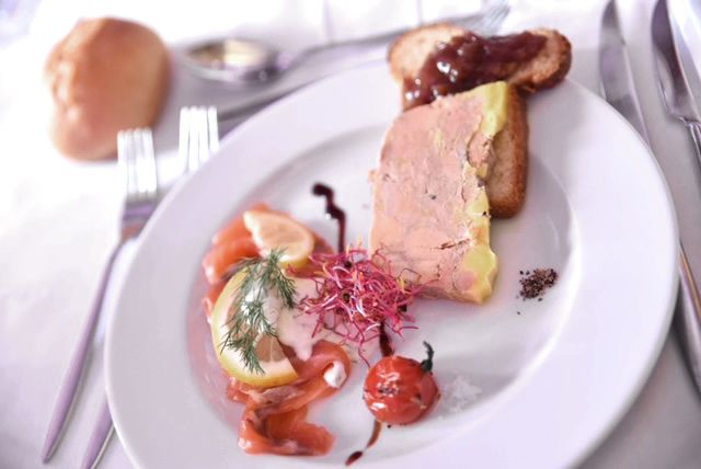Foie Gras de Canard Maison au sel de Guerande et sa confiture d'oignons.