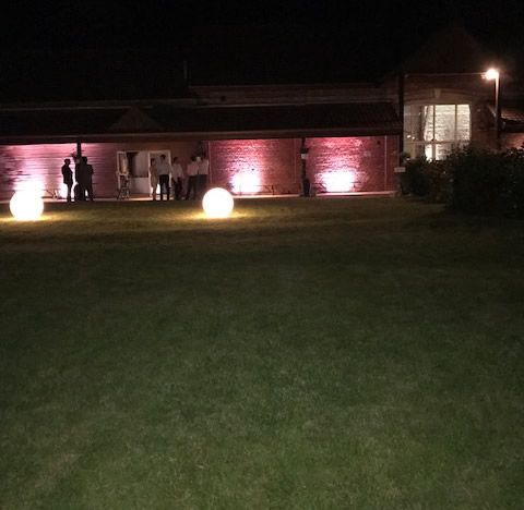 La grange des Triplés extérieur nuit