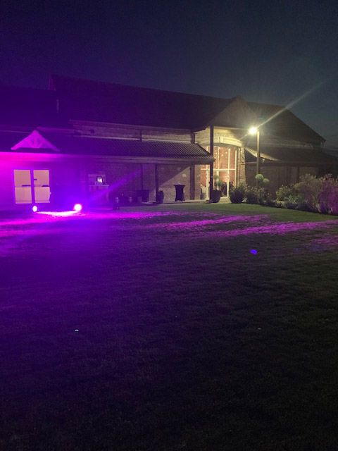 La grange des Triplés extérieur nuit