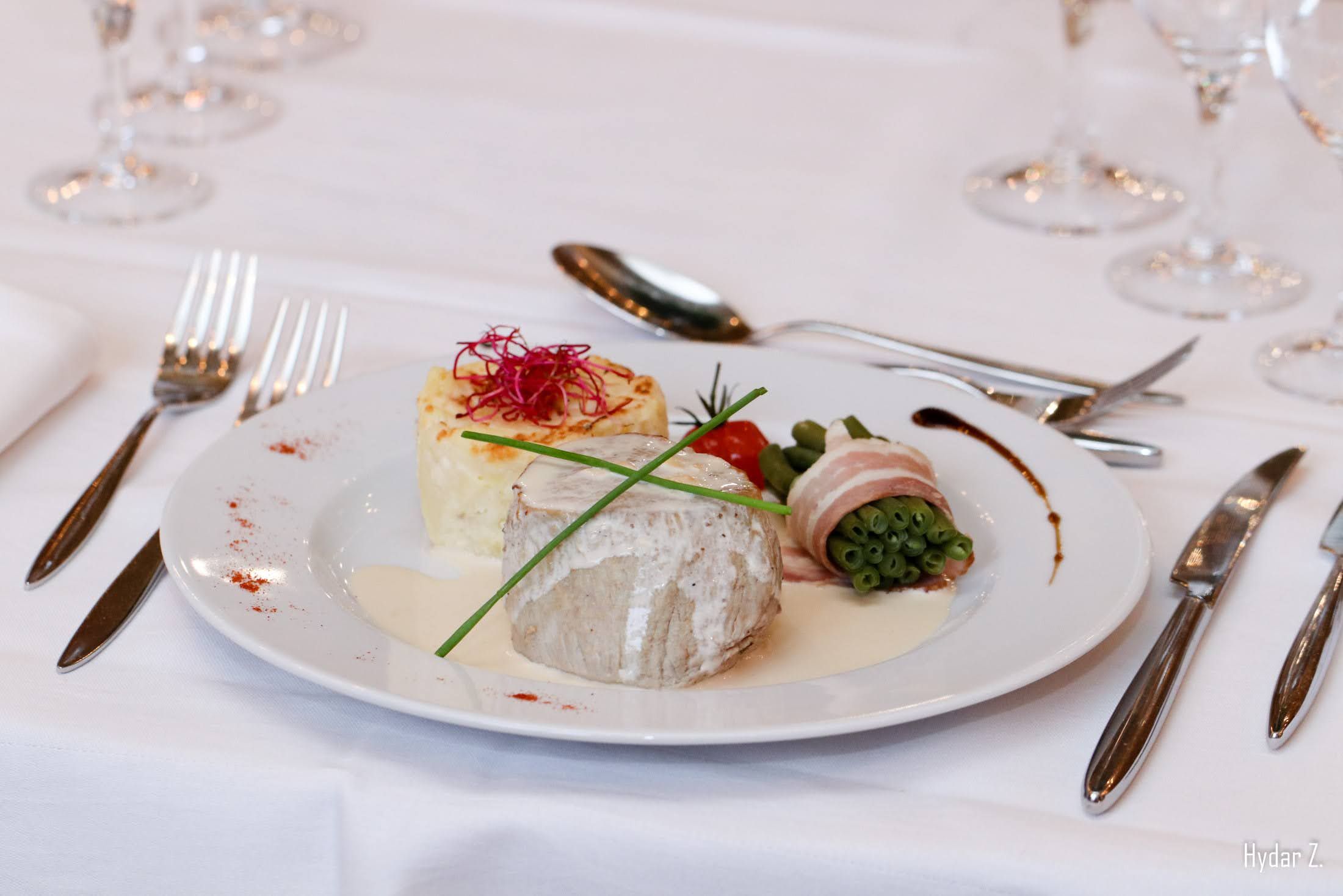 Moelleux de veau et son gratin de chou-fleur et fagot de Harricot vert Lardé