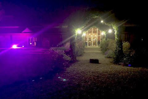 La grange des Triplés extérieur nuit