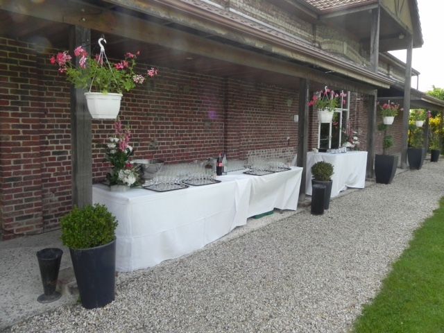 Buffet extérieur , La grange des Triplés