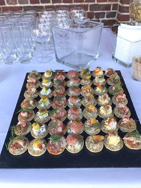 Minis blinis caviar de courgette et queue d’écrevisse...