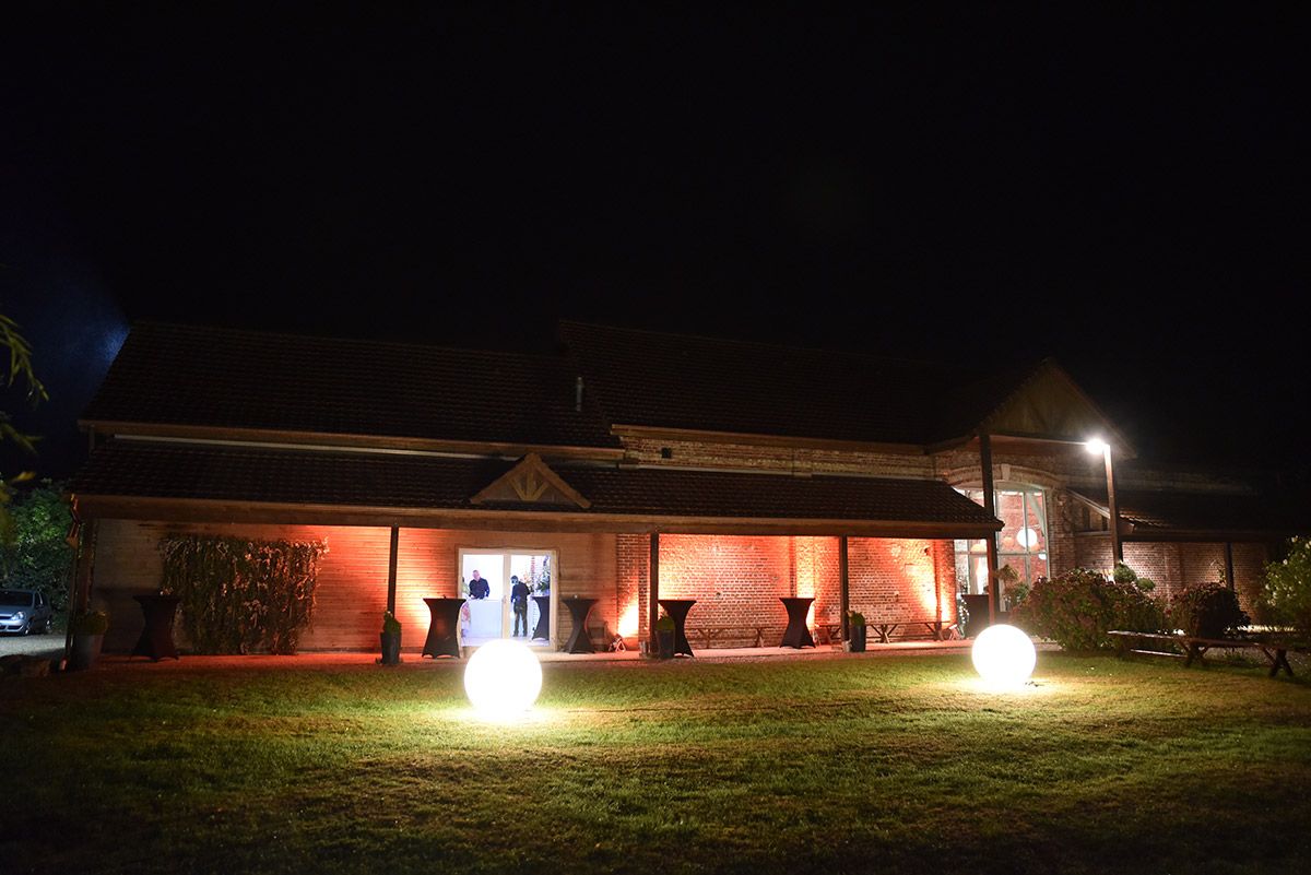 La grange des Triplés extérieur nuit